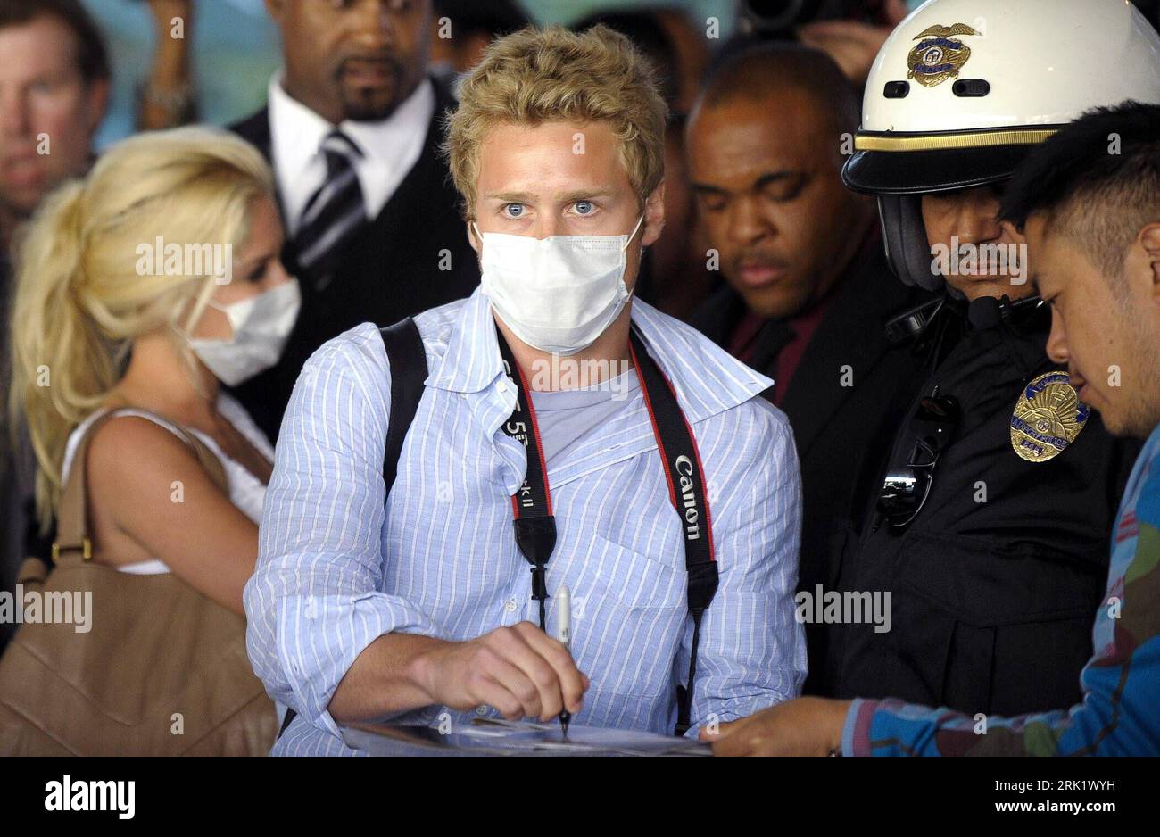 Bildnummer : 52995643 Datum : 29.04.2009 Copyright : imago/Xinhua Schauspielerin Heidi Montag und Ehemann Spencer Pratt mit Mundschutz nach ihrer Rückkehr von den Flitterwochen in Mexiko auf dem Flughafen in Los Angeles PUBLICATIONxNOTxINxCHN, Personen ; 2009, Los Angeles , , Schweinegrippe, Mexikogrippe, Mexiko Grippe, mexikanische, H1N1, Premiumd, Familie , Mann ; , quer, Kbdig, Gruppenbild, Randbild, People o0 Gesundheit Bildnummer 52995643 Date 29 04 2009 Copyright Imago XINHUA actrice Heidi Monday et mari Spencer Pratt avec protection buccale après leur retour de la lune de miel i. Banque D'Images