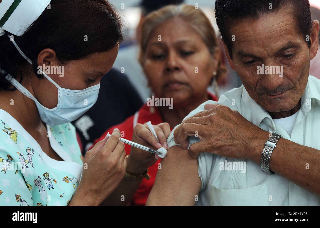 Krankenschwester injiziert einem Mann Impfstoff gegen den virus der Schweinegrippe während einer Vorsorge Kampagne des Gesundheitsministeriums für die Bevölkerung von Panama Stadt - PUBLICATIONxNOTxINxCHN Banque D'Images