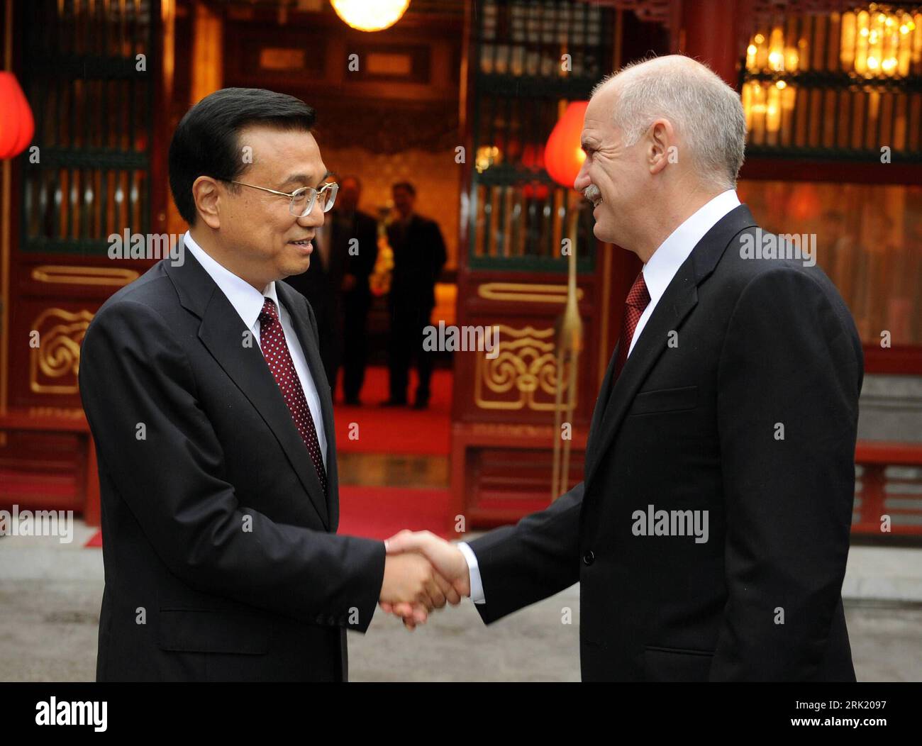 Bildnummer : 53014332 Datum : 14.05.2009 Copyright : imago/Xinhua Vizepremierminister Li Keqiang (li., Chine) begrüßt Giorgos Papandreou (re., Präsident Sozialistische internationale si) anlässlich eines Treffens in Peking - PUBLICATIONxNOTxINxCHN , Personen , optimistisch ; 2009, Pékin, Politik, shakehands, serrer la main ; , quer, Kbdig, Gruppenbild, CLOSE, Randbild, People Bildnummer 53014332 Date 14 05 2009 Copyright Imago XINHUA le vice-premier ministre gauche Keqiang gauche Chine a accueilli Giorgos Papandreou droite Président de l'internationale socialiste si lors d'une réunion à Beijing PUBLICATIONxNOTxINx Banque D'Images