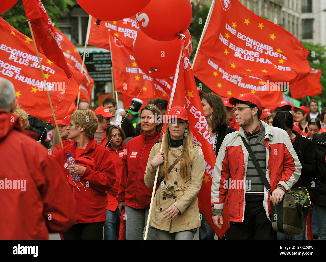 Bildnummer : 53015878 Datum : 15.05.2009 Copyright : imago/Xinhua Demonstranten während einer Protestaktion gegen die Wirtschaftskrise in Brüssel - PUBLICATIONxNOTxINxCHN , Personen ; 2009, premiumd, Brüssel, Krise, Wirtschaftskrise, Démo, protestation, protestation, Politik, Gegner, Kritiker, Belgique ; , quer, Kbdig, Gruppenbild, , , Europa Bildnummer 53015878 Date 15 05 2009 Copyright Imago XINHUA manifestants lors d'une action de protestation contre la crise économique à Bruxelles PUBLICATIONxNOTxINxCHN People 2009 premiumd crise économique à Bruxelles manifestation protester action politique Banque D'Images