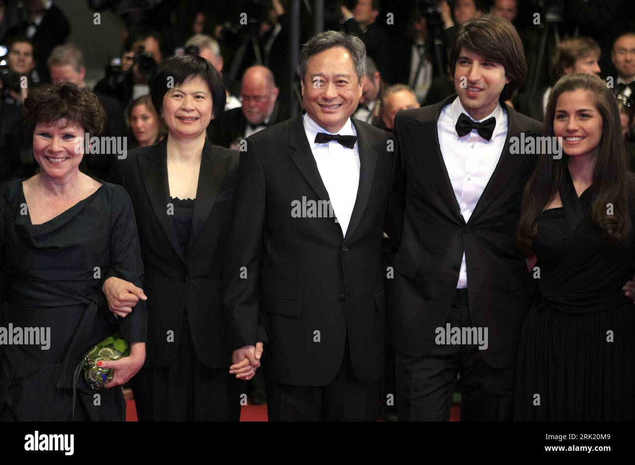 Bildnummer : 53017833 Datum : 16.05.2009 Copyright : imago/Xinhua V.l.n.r. Schauspielerin Imelda Staunton, Janice (Ehefrau von Ang Lee), Regisseur Ang Lee, Schauspieler Demetri Martin und Schauspielerin Katherine Waterston anlässlich der Premiere des films - Taking Woodstock - während der 62. Filmfestspiele in Cannes - PUBLICATIONxNOTxINxCHN , Personen , optimistisch ; 2009, Cannes, Filmfestival, film, internationale, Filmfestival , Pressetermin, Premiere, Filmpremiere, Familie, Ehemann, Mann, Frau ; , quer, Kbdig, Gruppenbild, Randbild, personnes Bildnummer 53017833 Date 16 05 20 Banque D'Images