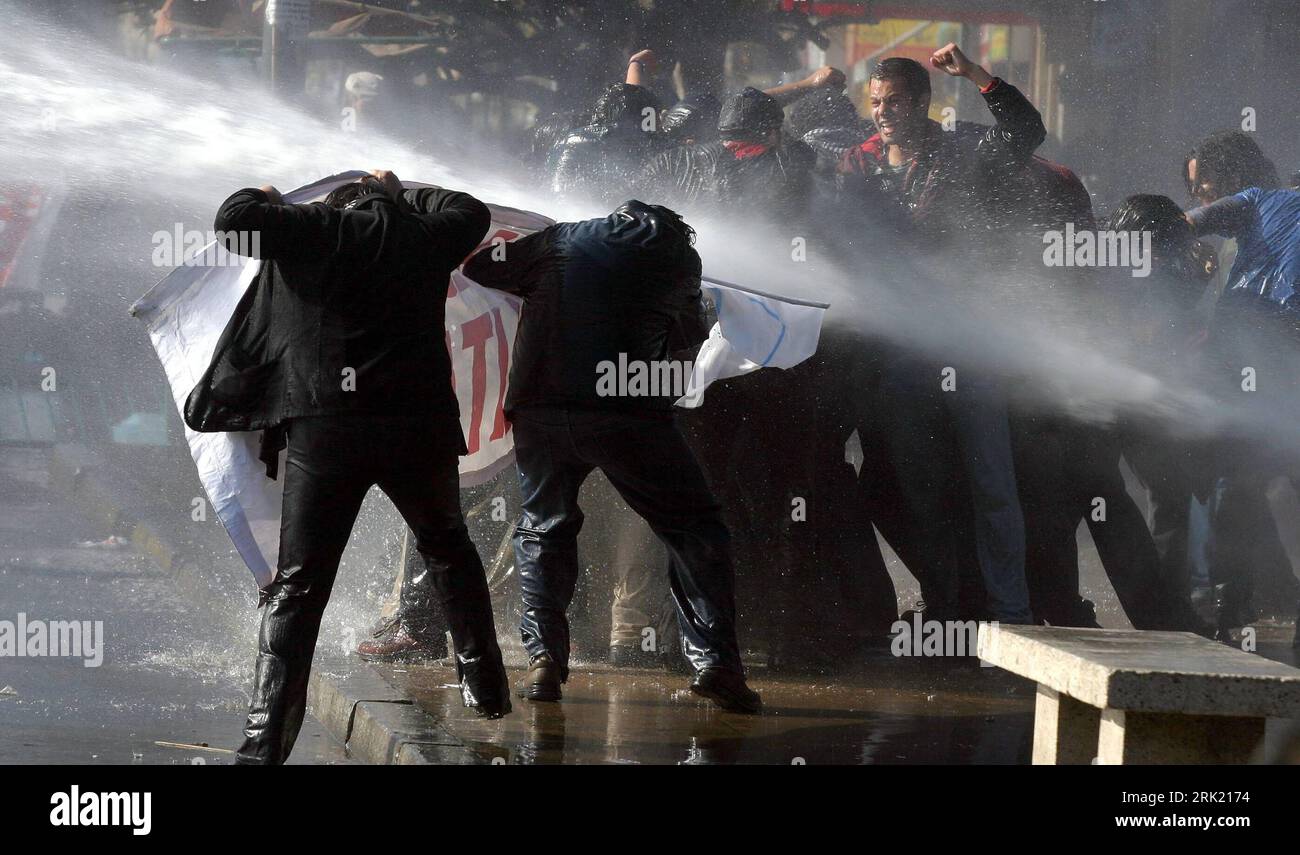 Bildnummer : 53025171 Datum : 21.05.2009 Copyright : imago/Xinhua Wasserwerfer im Einsatz gegen Demonstranten während einer Demonstrantion gegen die Regierung vor dem Parlament in Valparaiso - Chile PUBLICATIONxNOTxINxCHN, Personen , Dynamik, premiumd ; 2009, Chili, manifestation, Teilnehmer, protestation, protestation, Festnahme, Politik, Ausschreitung, Krawall, Randale; , quer, Kbdig, Gruppenbild, , Polizei, Staat, Gesellschaft, Südamerika Bildnummer 53025171 Date 21 05 2009 Copyright Imago XINHUA eau utilisée contre des manifestants lors d'une manifestation contre le gouvernement devant le Parlement Banque D'Images