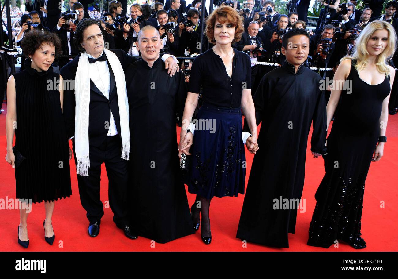 Bildnummer : 53027610 Datum : 23.05.2009 Copyright : imago/Xinhua V.l.N.r. : Schauspielerin Yi Ching lu, Schauspieler Jean Pierre Leaud, Regisseur Ming Liang Tsai, Schauspielerin Fanny Ardant, Schauspieler Kang Sheng Lee und Schauspielerin Laetitia Casta anlässlich der Premiere des films - face - im Rahmen der 62. International Filmfestspiele in Cannes - PUBLICATIONxNOTxINxCHN , Personen ; 2009, Cannes, International Filmfestival, Festival de, film, Filmpremiere, Pressetermin ; , quer, Kbdig, Gruppenbild, Randbild, personnes, o0 visage Bildnummer 53027610 Date 23 05 2009 Copyright Imago XINHUA Banque D'Images