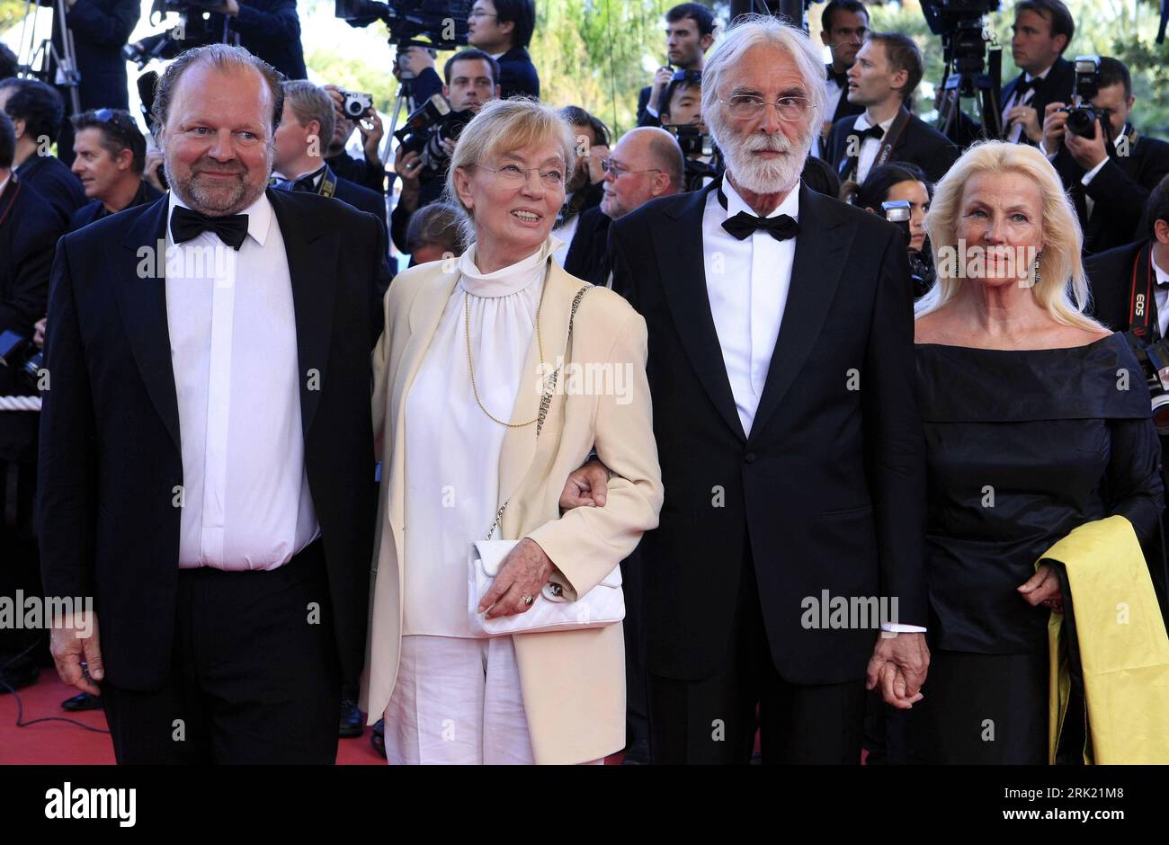 Bildnummer : 53028821 Datum : 24.05.2009 Copyright : imago/Xinhua V.l.N.r. : Produzent Stefan Arndt mit Ehefrau Manuela Stehr und Regisseur Michael Haneke mit Ehefrau Suzie anlässlich der Filmpremiere von - Coco Chanel & Igor Stravinsky - auf den 62. Filmfestspielen in Cannes - PUBLICATIONxNOTxINxCHN, Personen ; 2009, Cannes, Filmfestival, , film, Pressetermin, Premiere, Frau, Familie ; , quer, Kbdig, Gruppenbild, Randbild, People Susanne Bildnummer 53028821 Date 24 05 2009 Copyright Imago XINHUA V l n r Producteur Stefan Arndt avec sa femme Manuela Stehr et le réalisateur Michael Haneke W. Banque D'Images