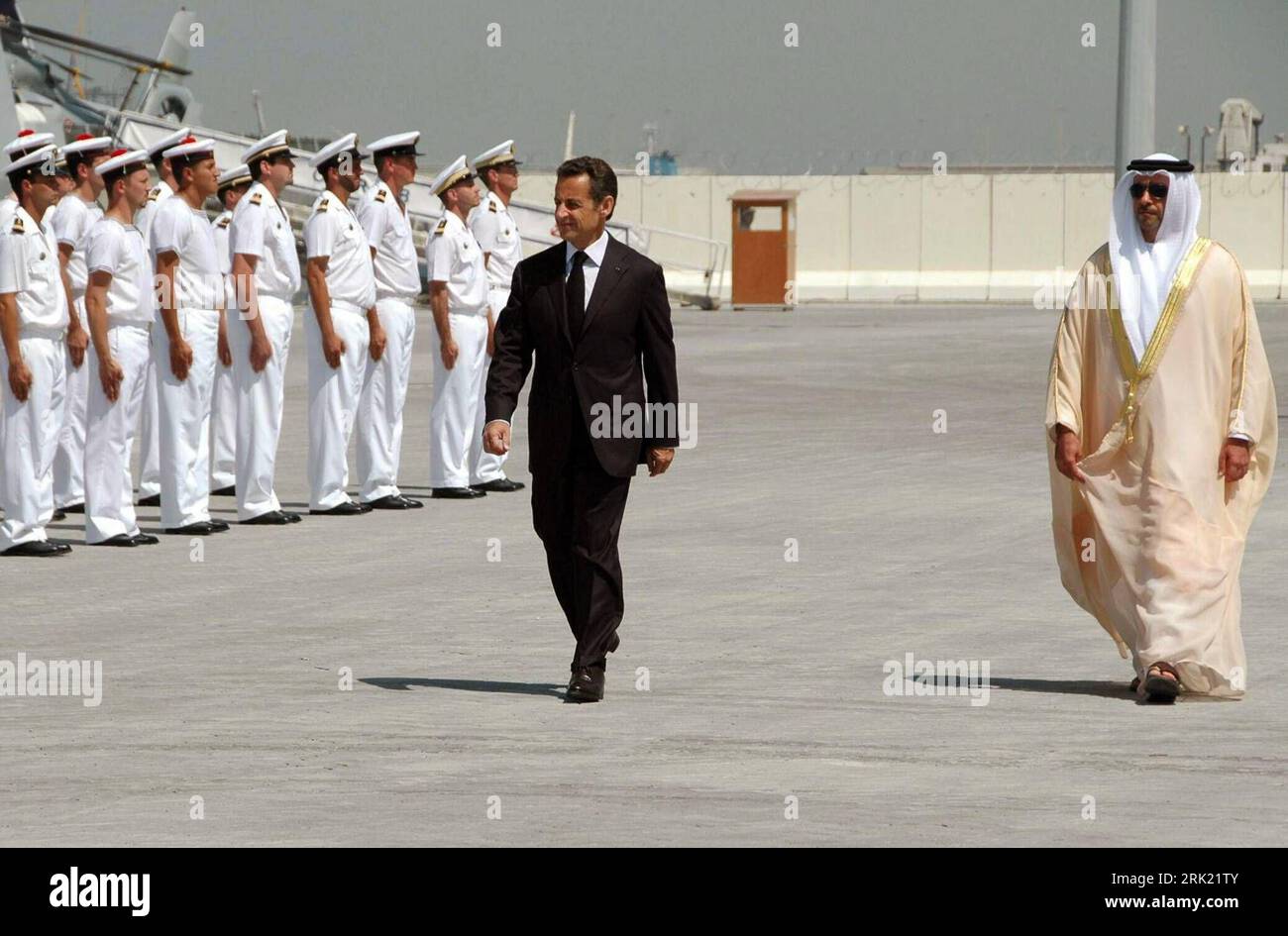 Bildnummer : 53031515 Datum : 26.05.2009 Copyright : imago/Xinhua Präsident Nicolas Sarkozy (Mitte Frankreich) BEI einem Empfang mit militärischen Ehren anlässlich seines Besuchs Abu Dhabi - PUBLICATIONxNOTxINxCHN , Personen ; 2009, Abu Dhabi, Politik; , quer, Kbdig, totale, Randbild, Militaer, Staat, People Bildnummer 53031515 Date 26 05 2009 Copyright Imago XINHUA Président Nicolas Sarkozy centre France lors d'une réception avec honneur militaire lors de sa visite Abu Dhabi PUBLICATIONxNOTxINxCHN People 2009 Abu Dhabi politique horizontale Kbdig long shot Edge image célébrités de l'Etat militaire Banque D'Images