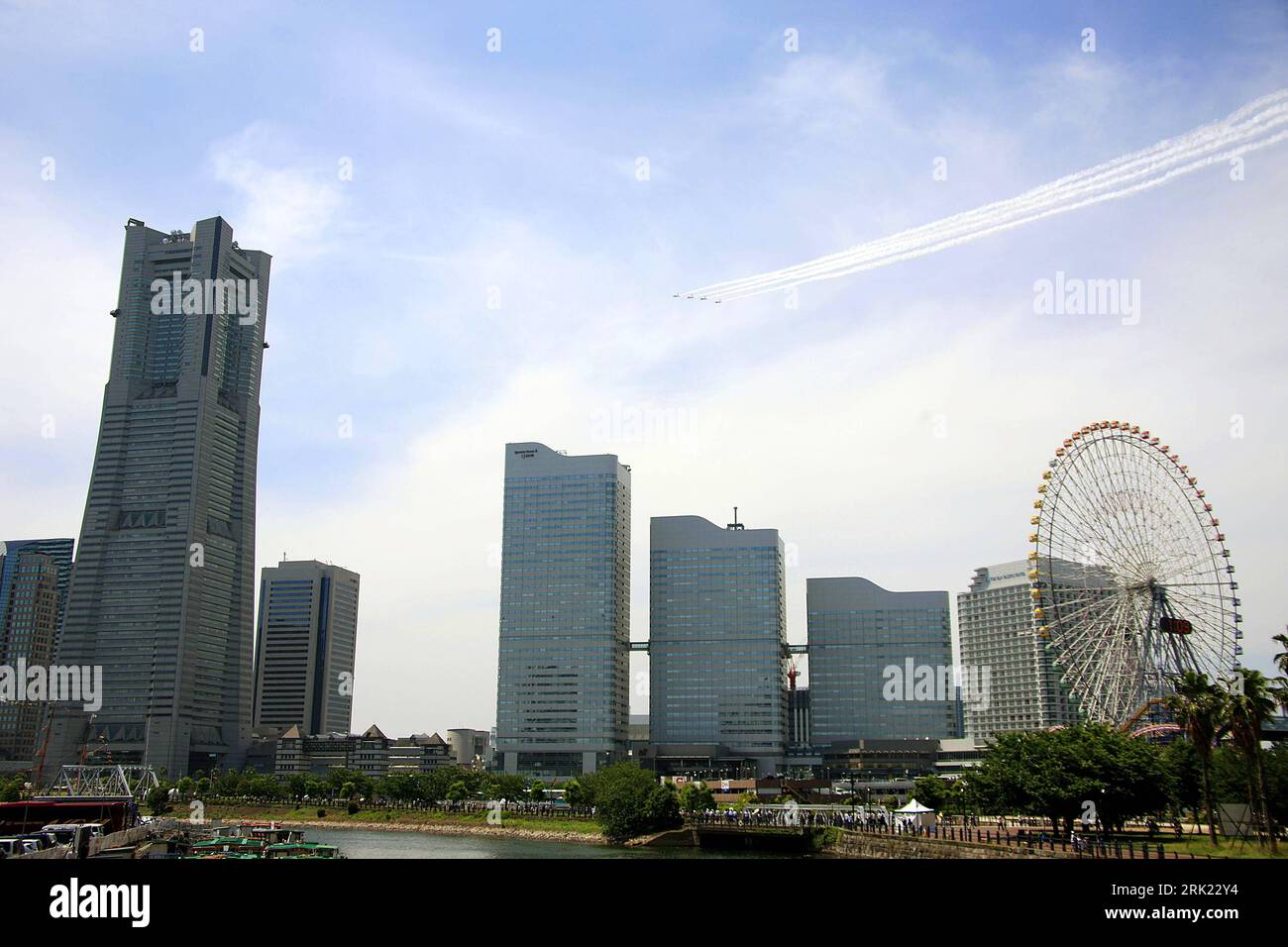 Bildnummer : 53040733 Datum : 02.06.2009 Copyright : imago/Xinhua Blue Impulse - Kunstflugstaffel der japanischen Luftwaffe während einer Flugshow zum 150. Jubiläum des Hafens in Yokohama - Japan PUBLICATIONxNOTxINxCHN, Landschaft , Highlight , premiumd ; 2009, Japon, Kanagawa, Hafenfest, Flugshow, Militärflugzeug, Flugzeug, Flugstaffel, Kondensstreifen, Luftwaffe, Jubiläumsveranstaltungen, Hafen ; , quer, Kbdig, totale, , , , Militaer, Staat, , Asien Bildnummer 53040733 Date 02 06 2009 Copyright Imago XINHUA Blue Pulses Aerobatic Team l'armée de l'air japonaise lors d'un spectacle aérien à 150 Anniv Banque D'Images