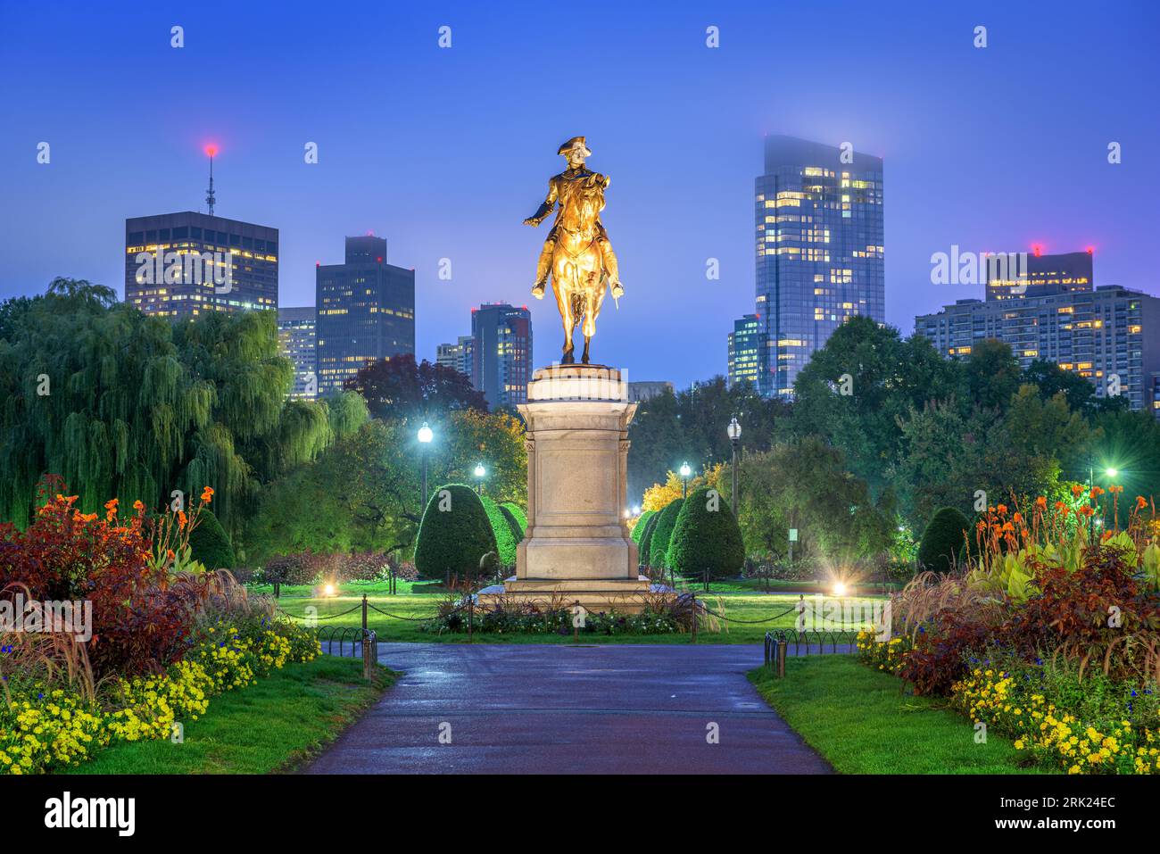 Boston, Massachusetts, USA Skyline au jardin public la nuit. Banque D'Images