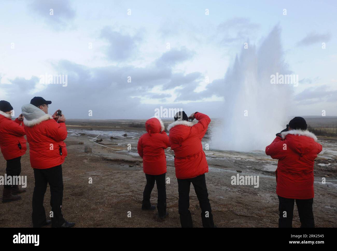 Bildnummer : 53115592 Datum : 20.11.2008 Copyright : imago/Xinhua Touristen beim Fotografieren eines Geysirs nördlich von Reykjavik (PUBLICATIONxNOTxINxCHN)), Personen , Landschaft ; 2008, Reykjavik, île, Ausbruch, Geysir, , Fontäne, Wasserfontäne ; , quer, Kbdig, Gruppenbild, , Reisen, Europa Bildnummer 53115592 Date 20 11 2008 Copyright Imago XINHUA touristes la photographie un geyser au nord de Reykjavik PUBLICATIONxNOTxINxCHN personnes Paysage 2008 Reykjavik Islande flambée Geyser Fontaine d'eau horizontale Kbdig photo de groupe Voyage Europe Banque D'Images