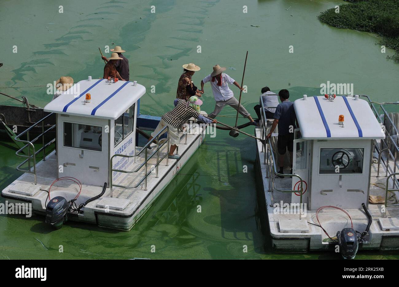 Bildnummer : 53138753 Datum : 19.06.2009 Copyright : imago/Xinhua Arbeiter auf Säuberungsschiffen kämpfen gegen die Algenplage auf dem Chaohu See in Yicheng - China - PUBLICATIONxNOTxINxCHN, Objekte , Personen ; 2009, Yicheng, Chine, Voir, Boot, Alge, Algen, Umweltverschmutzung, Wasserverschmutzung, Plage, Säuberung, ; , quer, Kbdig, Gruppenbild, , Wasser, Oekologie, Gesellschaft, Asien Bildnummer 53138753 Date 19 06 2009 Copyright Imago XINHUA travailleurs de la lutte contre la peste des algues sur le lac Chaohu à Yicheng China PUBLICATIONxNOTxINxCHN objets personnes 2009 Yicheng China Lake Boat ALG Banque D'Images