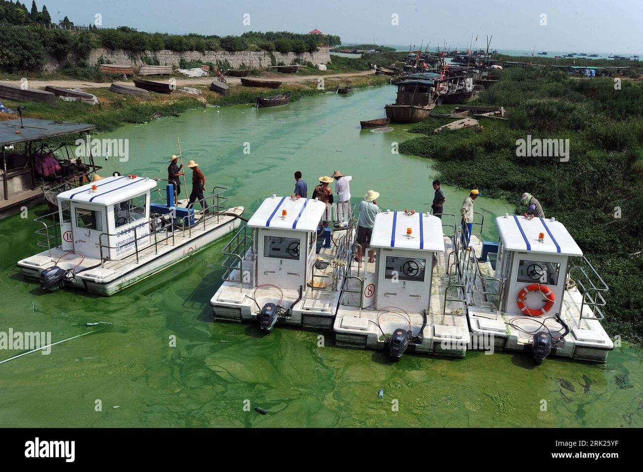 Bildnummer : 53138690 Datum : 19.06.2009 Copyright : imago/Xinhua Arbeiter auf Schiffen kämpfen gegen die Algenplage auf dem Chaohu See in Yicheng - PUBLICATIONxNOTxINxCHN, Landschaft , Personen , premiumd ; 2009, Yicheng, Chine, Voir, Boot, Alge, Algen, Umweltverschmutzung, Wasserverschmutzung, Plage, Säuberung; , quer, Kbdig, totale, Vogelpersektive, Perspektive, , Wasser, Oekologie, Gesellschaft, Asien Bildnummer 53138690 Date 19 06 2009 Copyright Imago XINHUA travailleurs sur les navires luttent contre la peste des algues sur le lac Chaohu à Yicheng PUBLICATIONxNOTxINxCHN Landscape People premiumd 20 Banque D'Images