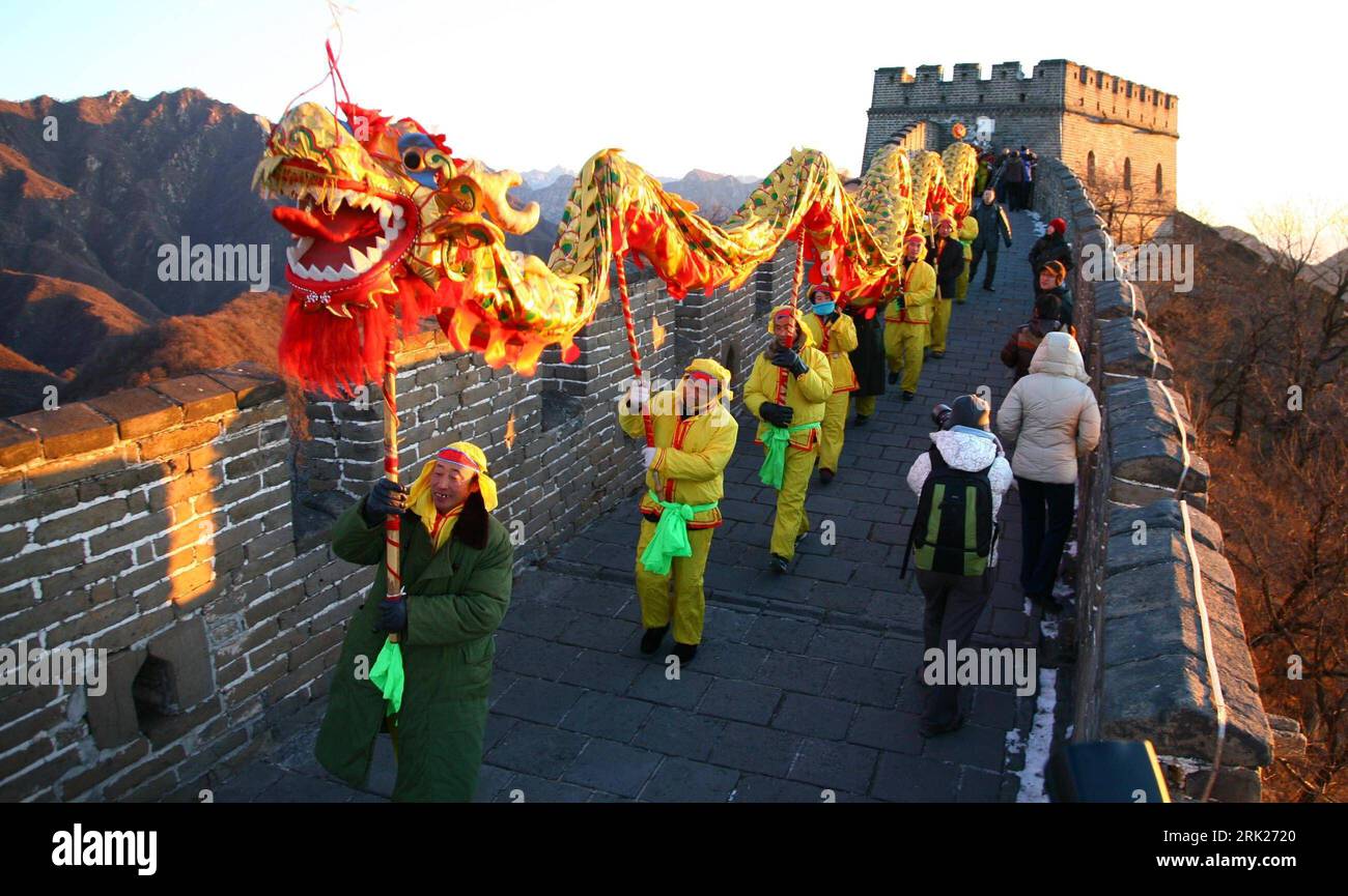 Bildnummer : 53151834 Datum : 01.01.2009 Copyright : imago/Xinhua Une équipe de dragons-danses jazze les visiteurs saluant l'avènement le tout premier lever de soleil de la nouvelle année sur la section Mutianyu de la Grande Muraille, dans la banlieue nord du district de Huairou, Pékin, 1 janvier 2008. Kbdig einer dragon-dance Team jazzes up der sightseers Gruß der der Recovery ersten Sonnenaufgang of der New Jahr auf der Mutianyu Sektion of der Great Wall, Am der Nord Vorort of Huairou District, Große Mauer, Drachentanz, Tanz, Tradition, Neujahr quer Bildnummer 53151834 Date 01 01 2009 Copyright Imago XINHUA a Dra Banque D'Images