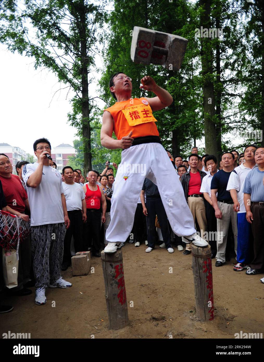 Bildnummer : 53154128 Datum : 02.06.2009 Copyright : imago/Xinhua Wang Bingrong, le gardien des records du défi des écluses de pierre, effectue une action requise avec quelques écluses de pierre pesant plus de 35 kilogrammes chacune lors de la réunion de défi organisée par Wang lui-même à Taizhou, une ville de la province de Jiangsu de l'est de la Chine, le 2 juin 2009. Kbdig Wang Bingrong, Gewichtheben, Gewichtheber hoch Bildnummer 53154128 Date 02 06 2009 Copyright Imago XINHUA Wang Bingrong le gardien des records du défi de la serrure de pierre effectue une action requise avec UN COUPLE DE serrures de pierre pesant plus de 35 kilogrammes chacun AU Chall Banque D'Images