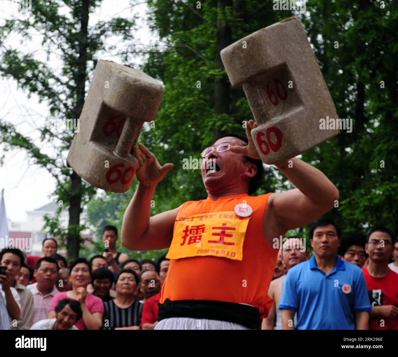 Bildnummer : 53154126 Datum : 02.06.2009 Copyright : imago/Xinhua Wang Bingrong, le gardien des records du défi des écluses de pierre, effectue une action requise avec quelques écluses de pierre pesant plus de 35 kilogrammes chacune lors de la réunion de défi organisée par Wang lui-même à Taizhou, une ville de la province de Jiangsu de l'est de la Chine, le 2 juin 2009. Kbdig Wang Bingrong, Gewichtheben, Gewichtheber quer Bildnummer 53154126 Date 02 06 2009 Copyright Imago XINHUA Wang Bingrong le gardien des records du défi de la serrure de pierre effectue une action requise avec UN COUPLE DE serrures de pierre pesant plus de 35 kilogrammes chacun AU Chall Banque D'Images