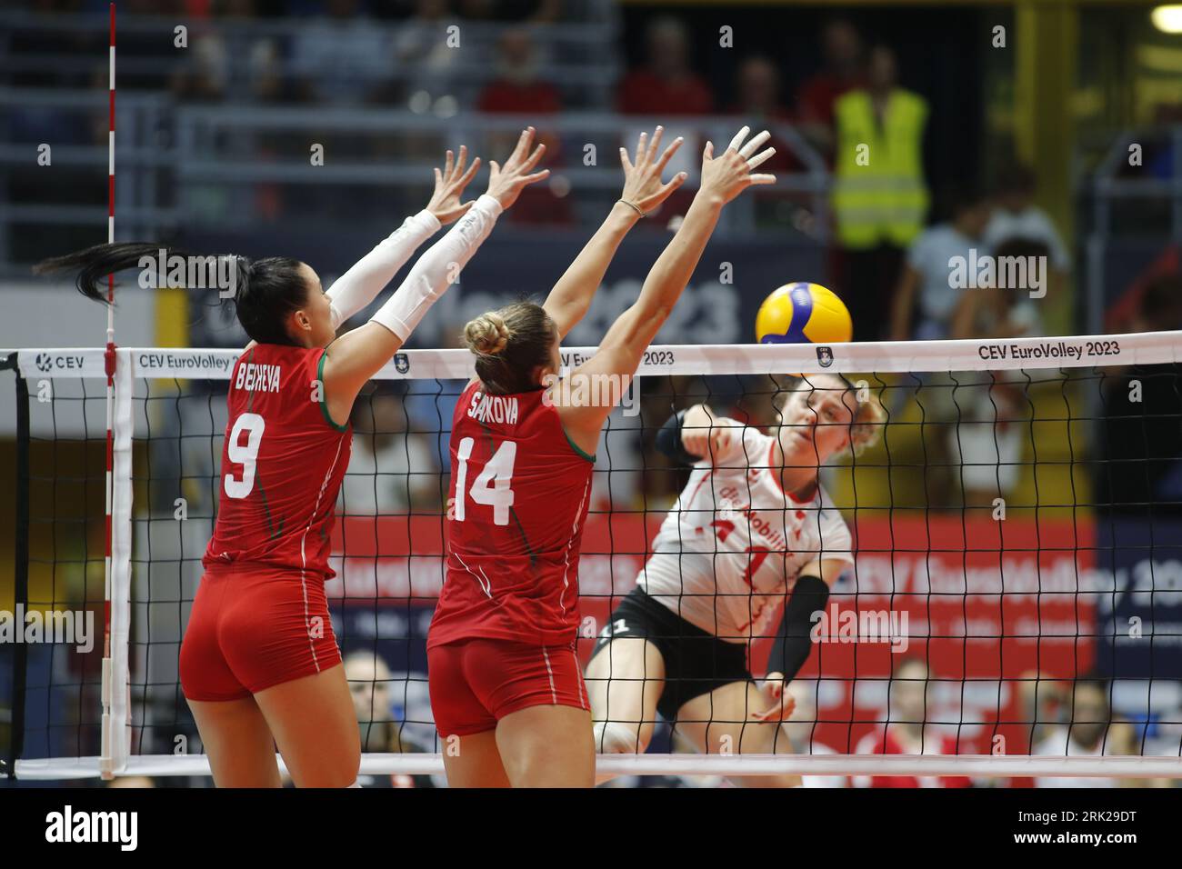 Turin, Italie. 23 août 2023. Maja Storck de Suisse, Elena Becheva de Bulgarie et Borislava Saykova de Bulgarie lors du match CEV EuroVolley 2023 entre les équipes nationales de Suisse et de Bulgarie, le 23 août 2023 à Pala Giani Asti Turin Italie. Photo Nderim KACELI crédit : Agence de photo indépendante/Alamy Live News Banque D'Images