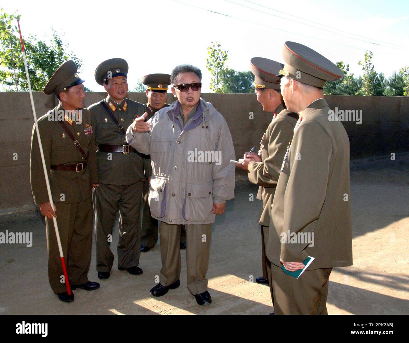 Bildnummer : 53154798 Datum : 14.06.2009 Copyright : imago/Xinhua cette photo non datée publiée par l'Agence centrale de presse coréenne (KCNA) le 14 juin 2009 montre le chef de file de la République démocratique de Corée (RPDC) Kim Jong il (C) inspecte le commandement de la 7e division d'infanterie de l'armée coréenne. Kim Jong il a exhorté tous les soldats de la division à hériter de leur fière tradition et à démontrer sa puissance invincible dans la bataille pour défendre avec dévouement le pays à l'avenir, a rapporté l'agence de presse officielle KCNA. Kbdig people, Politik, Nordkorea, Militaer, Staat quer ie Bildnummer Banque D'Images