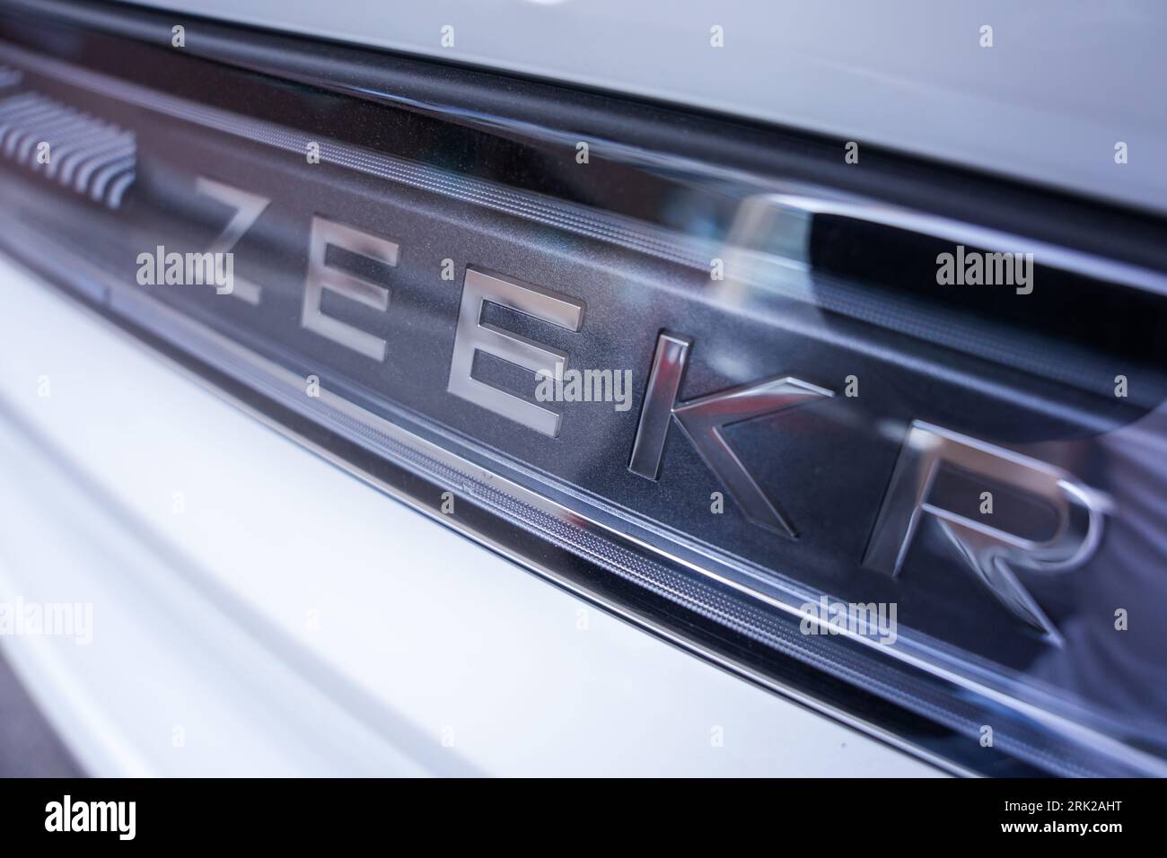 Almaty, Kazakhstan - 17 août 2023 : emblème arrière de la voiture électrique Zeekr 001. Société chinoise de fabrication de voitures Banque D'Images