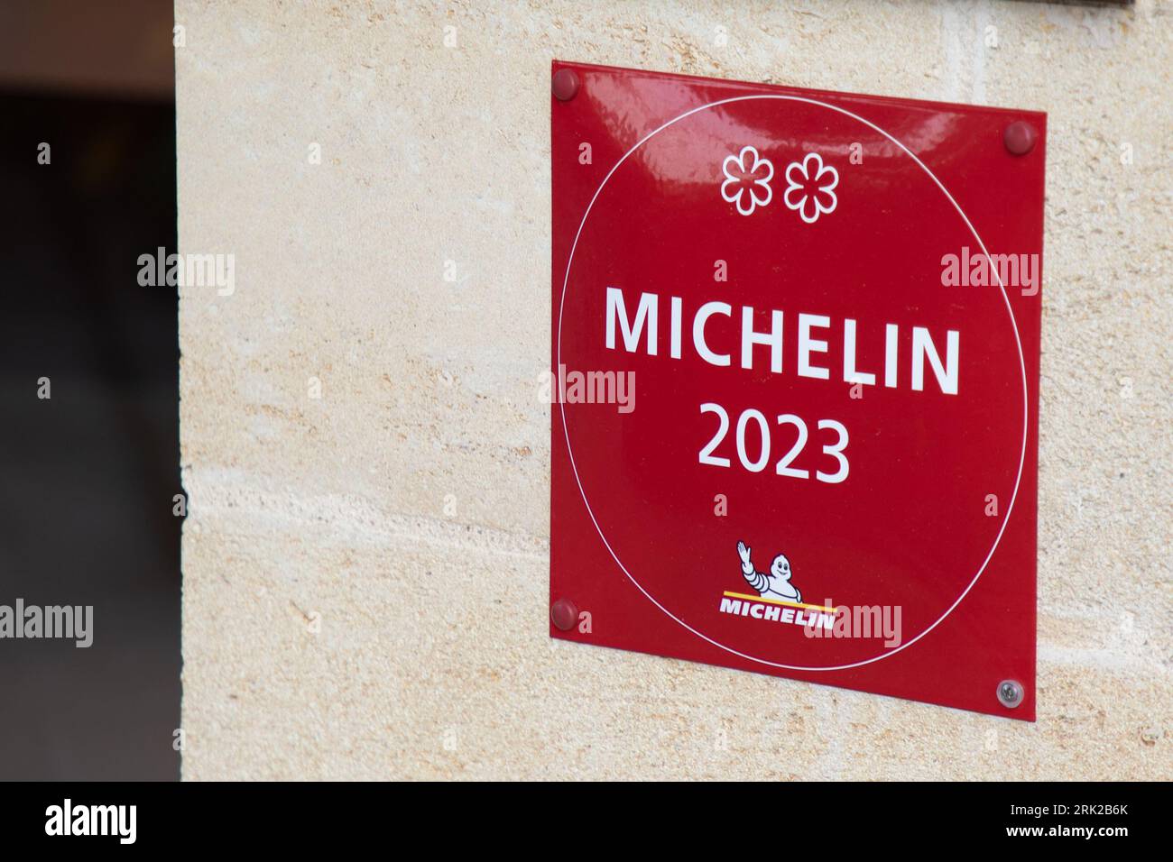 saint-emilion , France - 08 19 2023 : Michelin 2023 logo restaurant signe et texte marque de guides livres publiés pour le label Good place avec de la bonne nourriture Banque D'Images