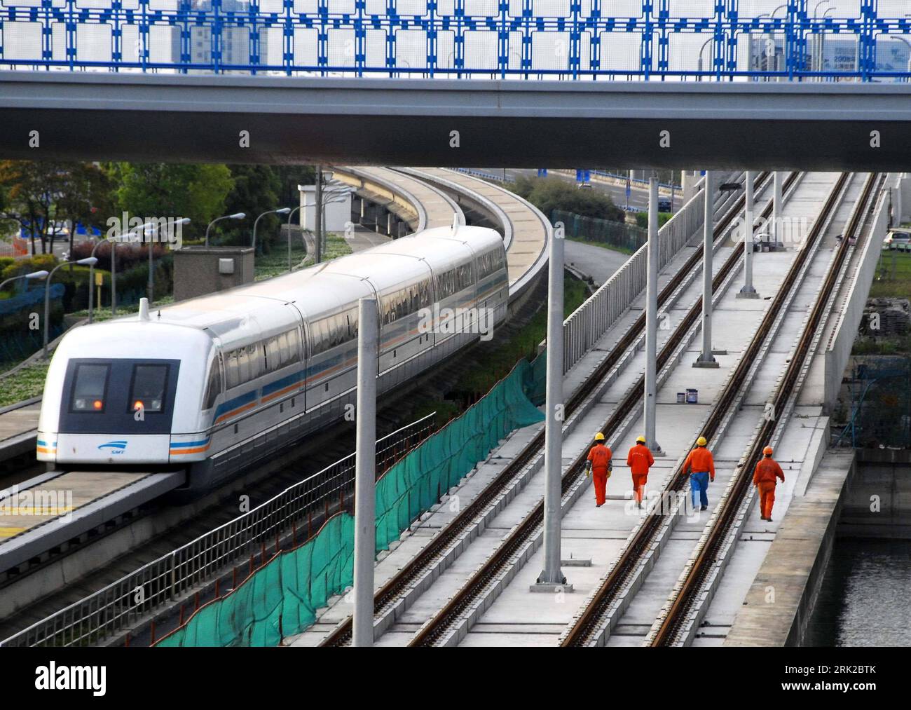 Bildnummer : 53155930 Datum : 27.04.2009 Copyright : imago/Xinhua Une flotte de trains à lévitation magnétique près de la gare de l'aéroport de Pudong de la nouvelle ligne 2 du métro de Shanghai, à Shanghai, dans l'est de la Chine, le 27 avril 2009. Wirtschaft kbdig Bahn, Verkehr, Magnetschwebebahn, Schwebebahn, transport, Logistik quer Bildnummer 53155930 Date 27 04 2009 Copyright Imago XINHUA un train à lévitation magnétique par la gare de l'aéroport de Pudong de la nouvelle ligne 2 du métro de Shanghai à Shanghai est Chine avril 27 2009 économie Kbdig Railway trafic train Maglev train de lévitation transport Logistique h Banque D'Images
