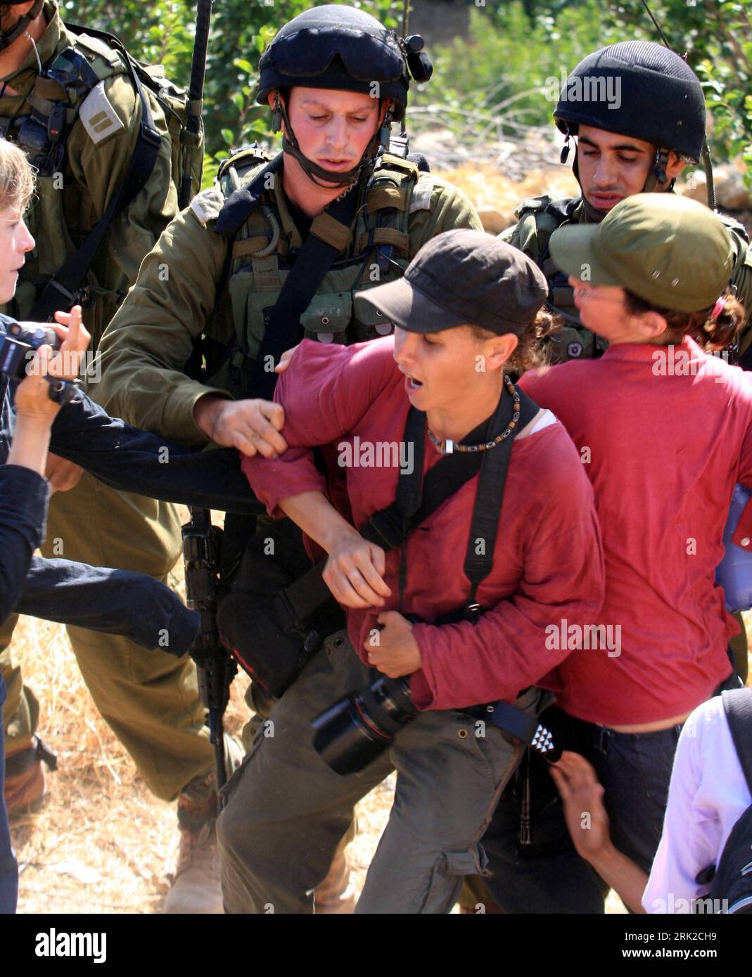 Bildnummer : 53164160 Datum : 27.06.2009 Copyright : imago/Xinhua Israelische Soldaten BEI der Festnahme eines pro-palästinensischen Demonstranten anlässlich einer Protestaktion gegen die israelische Siedlungspolitik in Safa BEI Hebron - PUBLICATIONxNOTxINxCHN , Personen ; 2009, Hebron, palästinensische Autonomiegebiete, Palästina, Politik, Nahostkonflikt, Israël, Soldat, démo, Festnahme, Soldat, Fotograf, ; , hoch, Kbdig, Gruppenbild, , Militaer, Staat, , Asien Bildnummer 53164160 Date 27 06 2009 Copyright Imago XINHUA soldats israéliens lors de l'arrestation d'un manifestant pro palestinien pendant un Banque D'Images