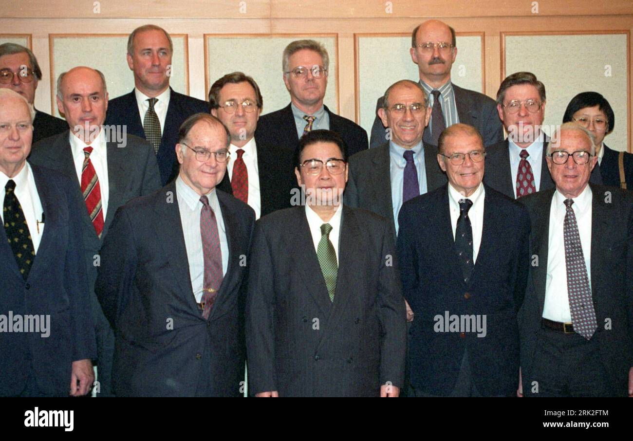 Le 4 mars 1997 à Zhongnanhai, Pékin, le premier ministre chinois Li Peng rencontre une délégation américaine conduite par Barber Conable jr., président du Comité national des relations américano-chinoises, et Robert McNamara, ancien secrétaire américain à la Défense, qui sont en Chine pour des activités commémorant le 25e anniversaire de la publication du communiqué conjoint sino-US Shanghai. Xinhua/ Bai Liansuo PUBLICATIONxNOTxINxCHN ; Aufnahmedatum geschätzt Banque D'Images