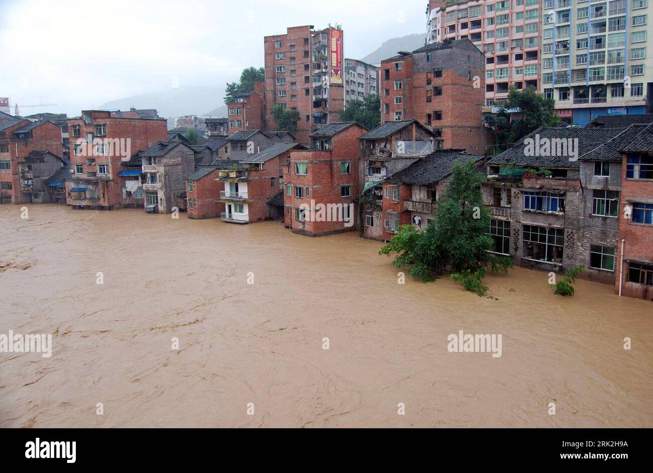 Bildnummer : 53194289 Datum : 12.07.2009 Copyright : imago/Xinhua (090712) -- DAZHOU(SICHUAN), 12 juillet 2009 (Xinhua) -- une photo prise le 12 juillet 2009 montre les rues inondées de la ville de Nanba du comté de Yihan dans la ville de Dazhou, province du Sichuan dans le sud-ouest de la Chine. De fortes pluies ont frappé une grande zone de Dazhou après midi le dimanche. Au total, 10,2000 résidents ont été transférés dans des zones sûres et 2 personnes ont été portées disparues pendant la catastrophe. (Xinhua/Deng Liangkui) (kh) #(1)CHINA-SICHUAN-DAZHOU-STORM (CN) PUBLICATIONxNOTxINxCHN Naturkatastrophe Überschwemmung kbdig xcb 2009 quer premiu Banque D'Images