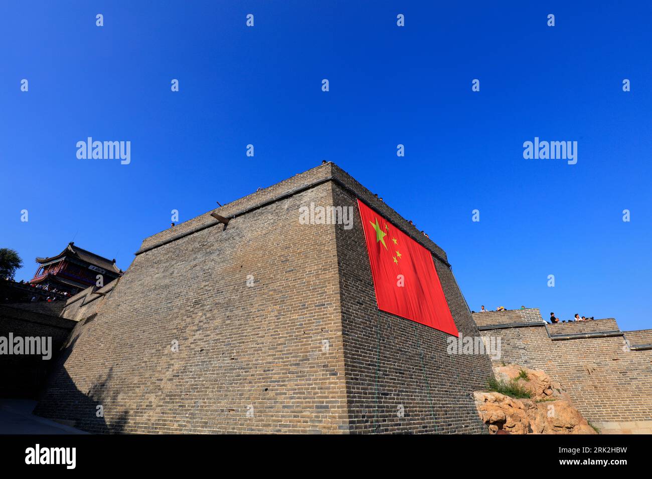 Ville de Qinhuangdao, Chine - 4 octobre 2018 : un énorme drapeau rouge cinq étoiles est accroché à la Grande Muraille, ville de Qinhuangdao, province du Hebei, Chine Banque D'Images