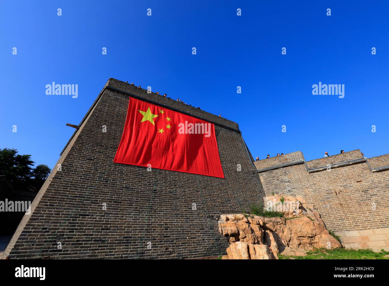Ville de Qinhuangdao, Chine - 4 octobre 2018 : un énorme drapeau rouge cinq étoiles est accroché à la Grande Muraille, ville de Qinhuangdao, province du Hebei, Chine Banque D'Images