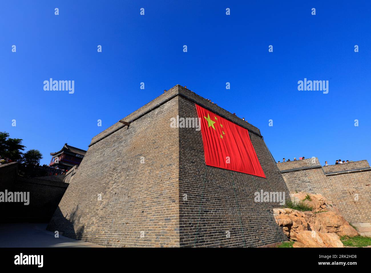Ville de Qinhuangdao, Chine - 4 octobre 2018 : un énorme drapeau rouge cinq étoiles est accroché à la Grande Muraille, ville de Qinhuangdao, province du Hebei, Chine Banque D'Images