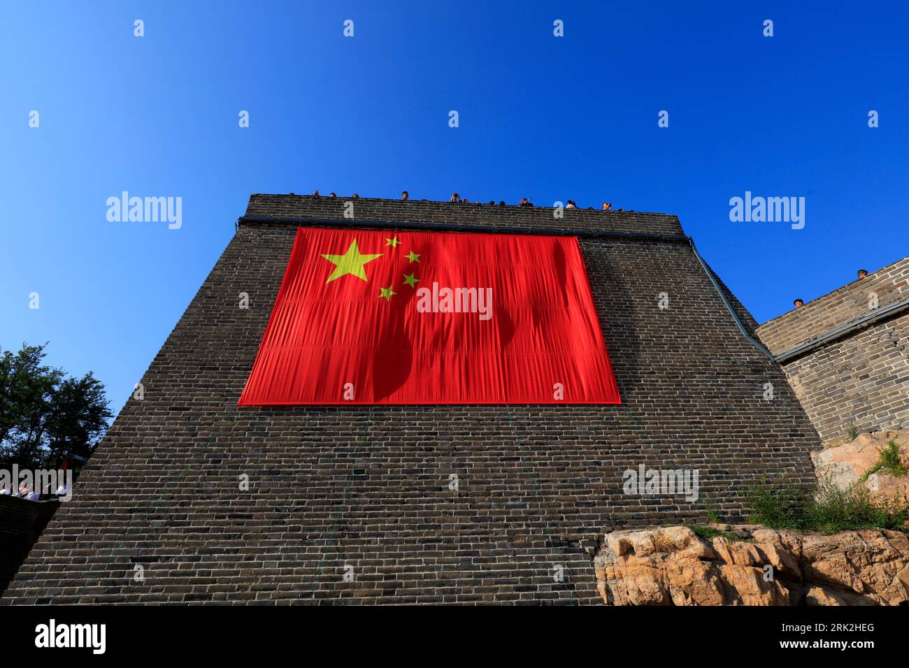 Ville de Qinhuangdao, Chine - 4 octobre 2018 : un énorme drapeau rouge cinq étoiles est accroché à la Grande Muraille, ville de Qinhuangdao, province du Hebei, Chine Banque D'Images