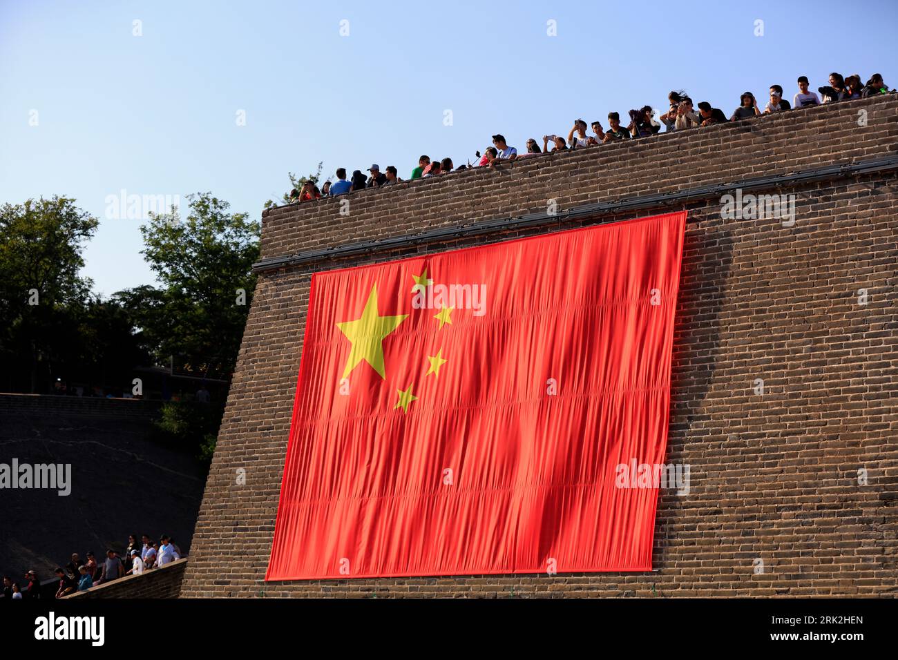 Ville de Qinhuangdao, Chine - 4 octobre 2018 : un énorme drapeau rouge cinq étoiles est accroché à la Grande Muraille, ville de Qinhuangdao, province du Hebei, Chine Banque D'Images