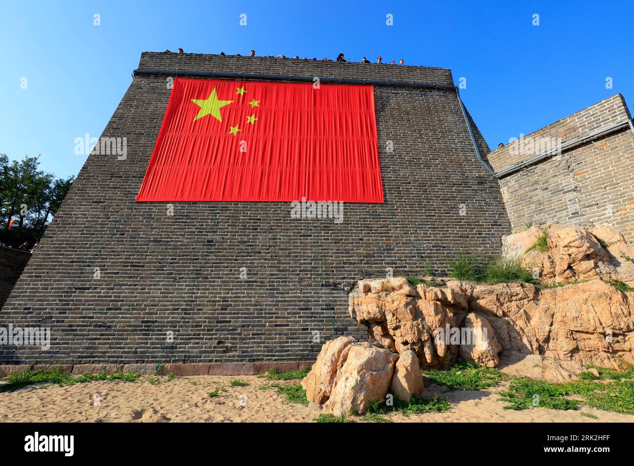 Ville de Qinhuangdao, Chine - 4 octobre 2018 : un énorme drapeau rouge cinq étoiles est accroché à la Grande Muraille, ville de Qinhuangdao, province du Hebei, Chine Banque D'Images