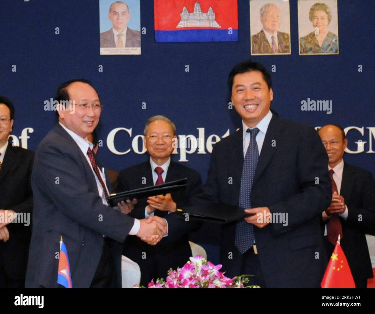 Bildnummer : 53204435 Datum : 15.07.2009 Copyright : imago/Xinhua (090715) -- PHNOM PENH, 15 juillet 2009 (Xinhua) -- Jiang Yafei (Front R), vice-président de la Chine Huawei technologies Co., Ltd., échange des papiers signés avec Lao Saroeun (Front L), directeur général de Telecom Cambodia, à Phnom Penh le 15 juillet 2009. La cérémonie de signature pour l'achèvement de la phase 1 du projet d'autoroute de l'information de la sous-région du Grand Mékong (GMS) au Cambodge a eu lieu mercredi ici par Huawei technologies Co., Ltd. En coopération avec Telecom Cambodia. La phase I du projet d'autoroute de l'information du GMS était star Banque D'Images