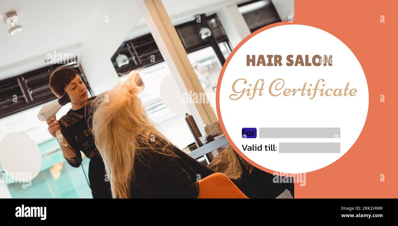 Composite de texte de certificat-cadeau de salon de coiffure sur le coiffeur féminin caucasien avec client féminin Banque D'Images