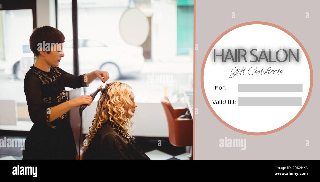 Composite de texte de certificat-cadeau de salon de coiffure sur le coiffeur féminin caucasien avec client féminin Banque D'Images