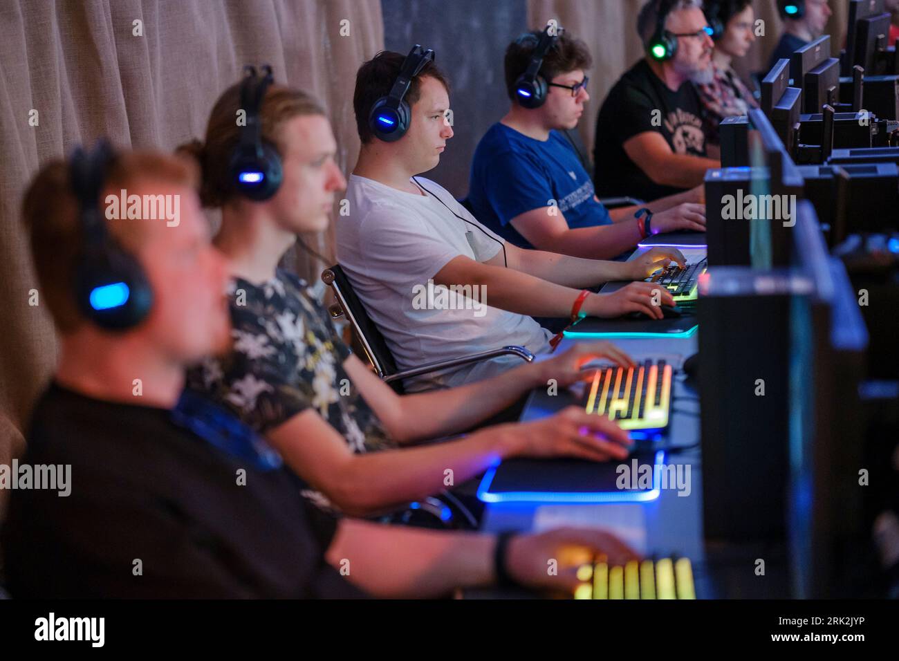 Journée d'ouverture de la gamescom, le plus grand salon mondial des jeux vidéo et informatiques à Cologne du 23 au 27.08.2023. Joueurs jouant à des jeux Banque D'Images