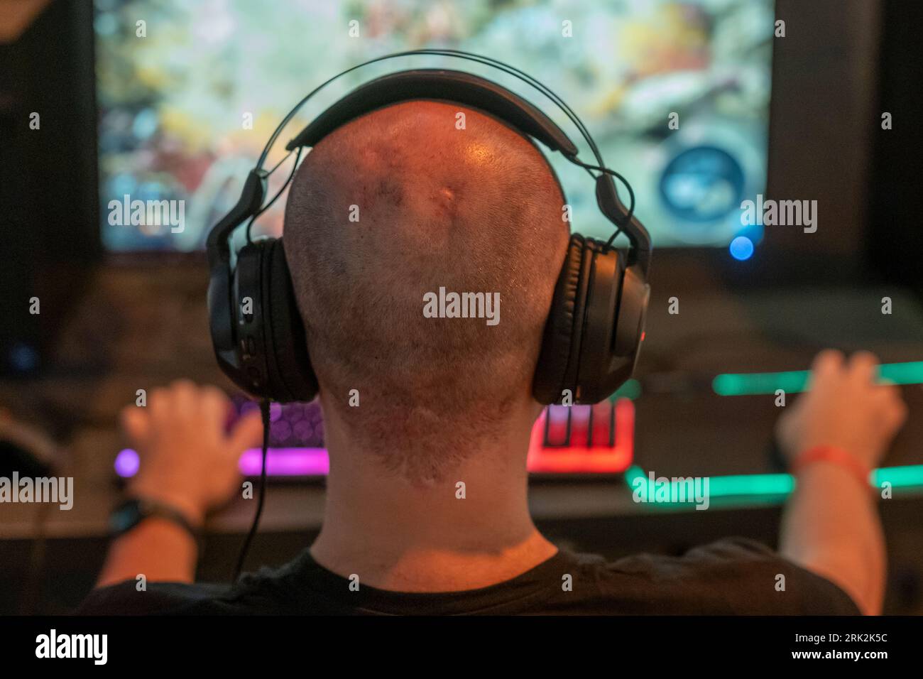 Journée d'ouverture de la gamescom, le plus grand salon mondial des jeux vidéo et informatiques à Cologne du 23 au 27.08.2023. Joueurs jouant à des jeux Banque D'Images