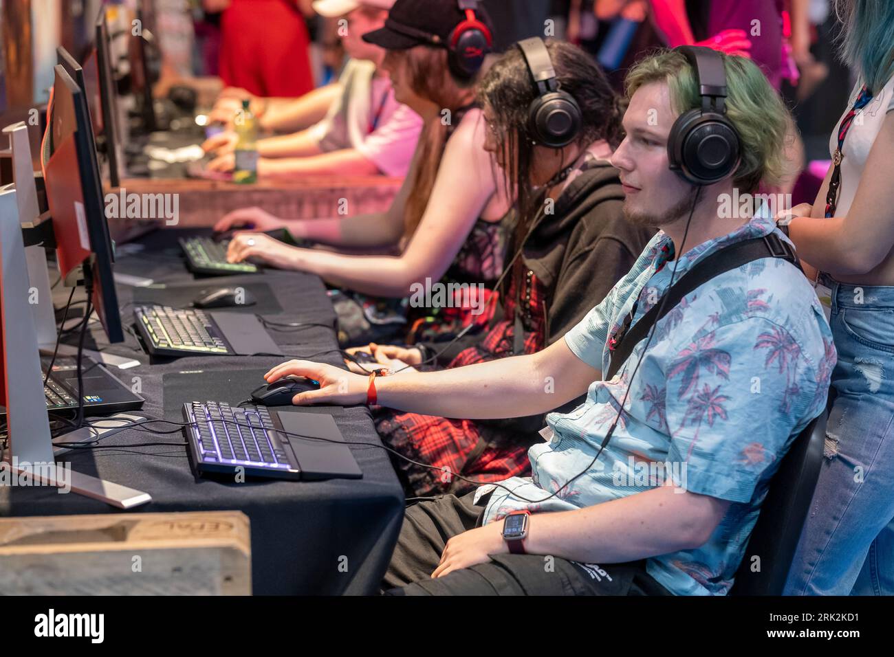 Journée d'ouverture de la gamescom, le plus grand salon mondial des jeux vidéo et informatiques à Cologne du 23 au 27.08.2023. Joueurs jouant à des jeux Banque D'Images
