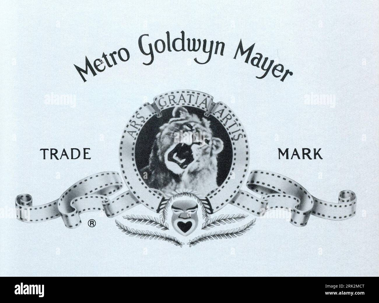 METRO GOLDWYN MAYER / MGM logo de l'annonce dans Brochure pour la Royal film Performance 1981 à l'Odeon Leicester Square le lundi 30 Mars de BEN CROSS IAN CHARLESON dans CHARS DE FEU 1981 réalisateur HUGH HUDSON écrivain Colin Welland musique Vangelis producteur David Puttnam producteurs exécutifs Jake Eberts et Dodi Fayed Enigma Productions / Allied Stars Ltd / Twentieth Century Fox film Company Banque D'Images