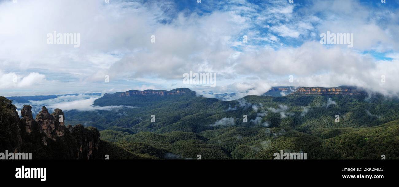 Les Blue Mountains, Three Sisters et un ciel de nuages brisés, dégageant la Jamison Valley vue depuis Echo point Lookout, Katoomba, Australie. Banque D'Images
