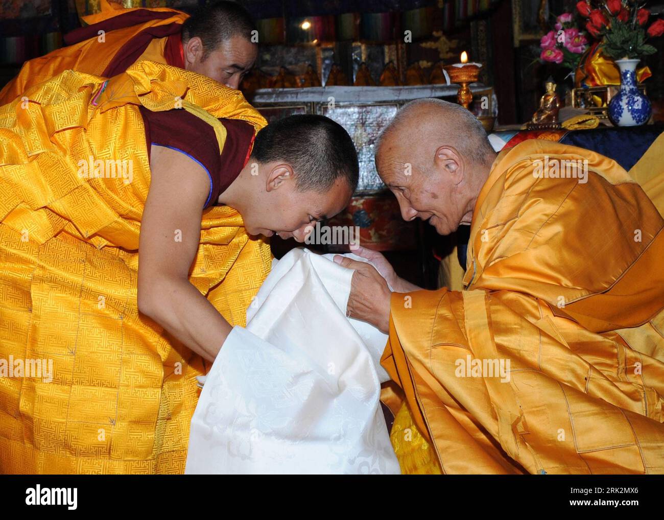 Bildnummer : 53224952 Datum : 25.07.2009 Copyright : imago/Xinhua (090725)  -- XIGAZE, 25 juillet 2009 (Xinhua) -- le 11e panchen lama Bainqen Erdini  Qoigyijabu (L), l'un des deux bouddhas les plus anciens