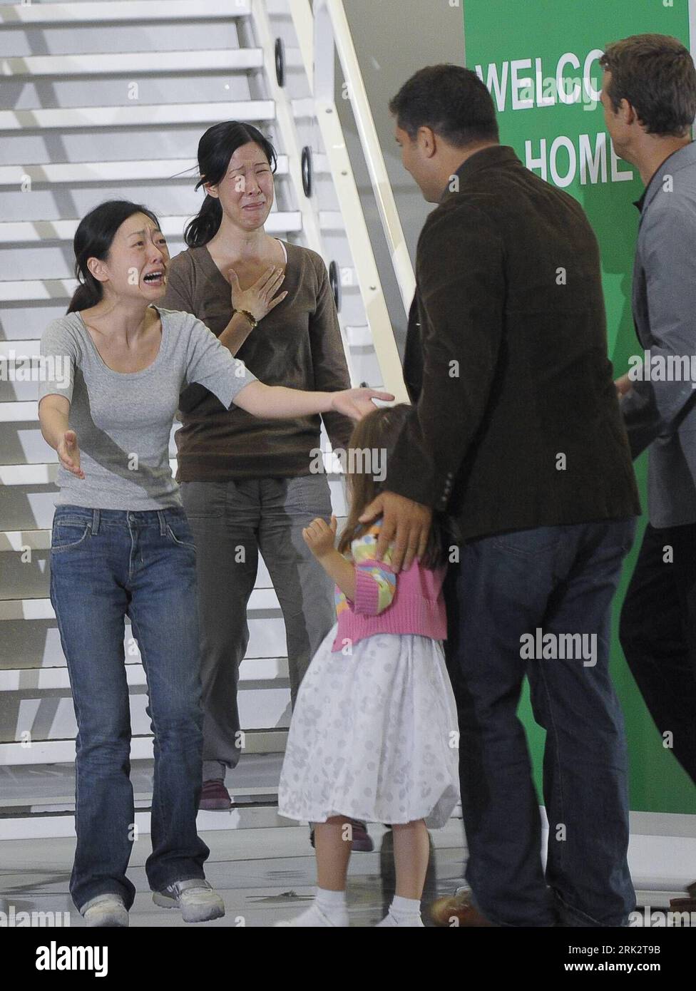 Bildnummer : 53245864 Datum : 05.08.2009 Copyright : imago/Xinhua (09085) -- 5 août 2009 (Xinhua) -- libérées Laura Ling (2e, L) et Euna Lee (1e L), deux journalistes américains libérés, sont embrassées par les membres de leur famille après leur arrivée à l'aéroport de Burbank, Californie, le 5 août 2009. (Xinhua/Qi Heng) (3)U.S.-BURBANK-FREED JOURNALISTS-ARRIVAL PUBLICATIONxNOTxINxCHN People Journalisten Journalistin Freilassung USA Nordkorea Politik kbdig xsk 1 hoch Bildnummer 53245864 Date 05 08 2009 Copyright Imago XINHUA 09085 août 5 2009 XINHUA Freed Laura Ling 2nd l and Euna Lee 2009st l deux U S Banque D'Images