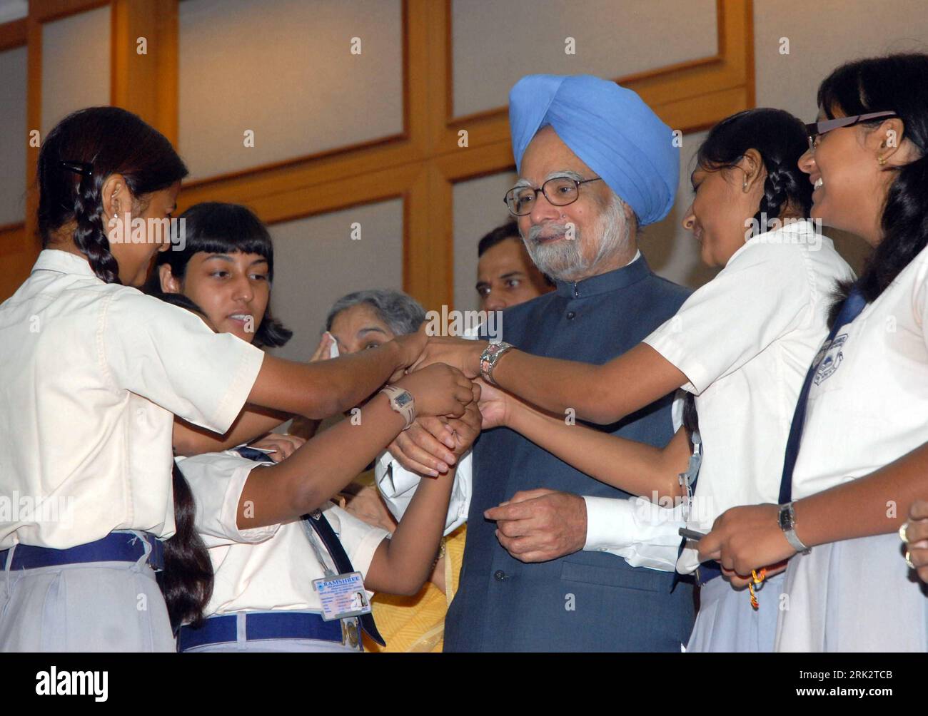 Bildnummer : 53245892 Datum : 05.08.2009 Copyright : imago/Xinhua (090805) -- Delhi, 5 août 2009 (Xinhua) -- le Premier ministre indien Manmohan Singh (à droite) reçoit le Rakhi des enfants à l'occasion du festival Raksha Bandhan à New Delhi, en Inde, le 5 août 2009. Le festival annuel de Raksha Bandhan est marqué par la simple cérémonie de la sœur nouant un fil coloré, un simple bracelet ou une ficelle décorative autour du poignet de ses frères et sœurs masculins, symbolisant l'amour qui lie les femmes à leurs frères. (Xinhua/Stringer) (2)INDIA-NEW DELHI-SINGH-RAKSHA BANDHAN FESTIVAL PUBLICATIONxNOTxINxCHN People Banque D'Images