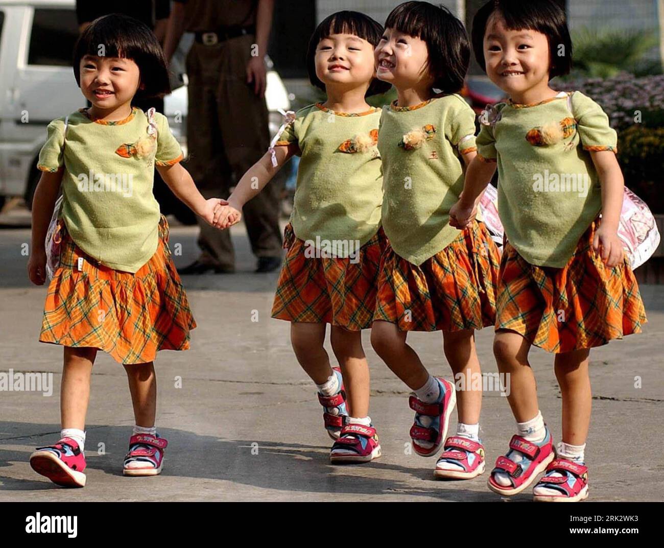 Bildnummer : 53256419 Datum : 01.09.2002 Copyright : imago/Xinhua (090812) -- NANJING, 12 août 2009 (Xinhua) -- les sœurs quadruplées Zhu Wanbing, Zhu Wanqing, Zhu Wanyu et Zhu wanjie sont vues sur une photo prise le 1 septembre 2002, marchant main dans la main pour leur premier jour de jardin d'enfants à Nanjing, dans la province du Jiangsu de l'est de la Chine. Les sœurs quardruplet ont été conçues naturellement et sont nées le 11 août 1999 à Nanjing. (Xinhua/Yao Qiang) (wyx) (3)CHINA-NANJING-QUADRUPLET-BIRTHDAY (CN) PUBLICATIONxNOTxINxCHN China Gesellschaft Land Leute Vierlinge Mädchen 10. Geburtstag kbdig xub 2009 quer Banque D'Images
