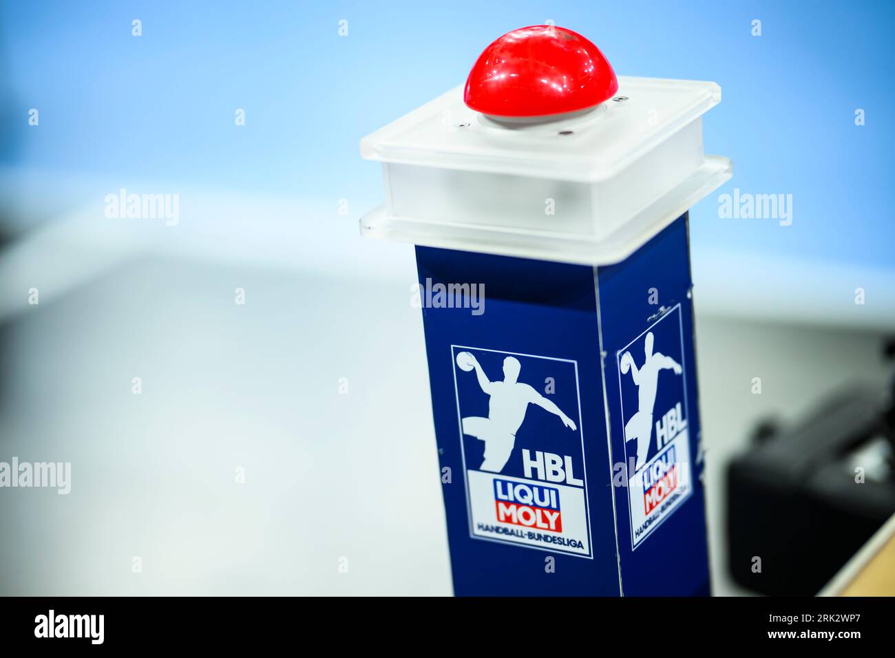 Duesseldorf, Allemagne. 23 août 2023. Handball : DHB Supercup, THW Kiel - Rhein-Neckar Löwen, PSD Bank Dome. Le buzzer de temporisation se trouve à côté du jeu. Crédit : Tom Weller/dpa/Alamy Live News Banque D'Images