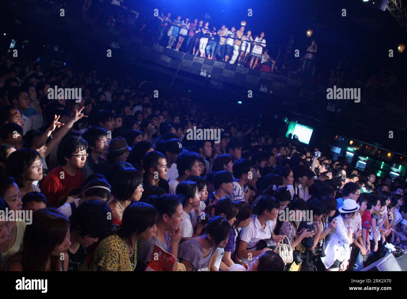 Bildnummer : 53261752 Datum : 12.08.2009 Copyright : imago/Xinhua (090813) -- BEIJING, 13 août 2009 (Xinhua) -- le public écoute un chanteur chanter une chanson du défunt chanteur américain Michael Jackson lors d'un concert de charité tenu au Star Live à Beijing, capitale de la Chine, le 12 août 2009. Tous les revenus du concert organisé ici mercredi soir seraient reversés au comité de travail pour le sauvetage des enfants sous l'égide de l'Association chinoise des travailleurs sociaux pour aider les orphelins en Chine. (Xinhua/Xing Guangli) (wjd) (4)CHINA-BEIJING-MICHAEL JACKSON-CHARITY CONCERT (CN) PUBLICATIONxNOTxIN Banque D'Images