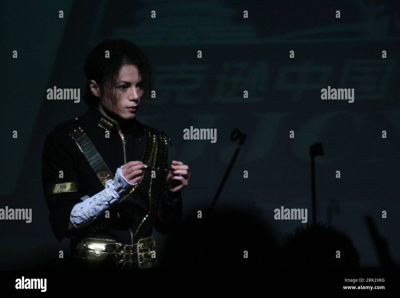 Bildnummer : 53261751 Datum : 12.08.2009 Copyright : imago/Xinhua (090813) -- BEIJING, 13 août 2009 (Xinhua) -- Un chanteur chante une chanson du défunt chanteur américain Michael Jackson lors d'un concert de charité tenu au Star Live à Beijing, capitale de la Chine, le 12 août 2009. Tous les revenus du concert organisé ici mercredi soir seraient reversés au comité de travail pour le sauvetage des enfants sous l'égide de l'Association chinoise des travailleurs sociaux pour aider les orphelins en Chine. (Xinhua/Xing Guangli) (wjd) (2)CHINA-BEIJING-MICHAEL JACKSON-CHARITY CONCERT (CN) PUBLICATIONxNOTxINxCHN Gedenken Trauer B. Banque D'Images
