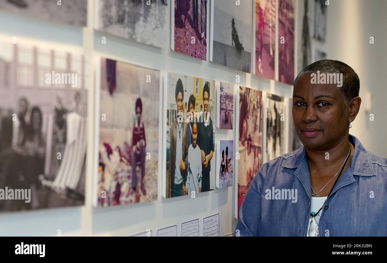 Anita McKenzie, devant son exposition « Seaside Memories at Folkestone Museum dans le Kent », qui rend hommage à l'héritage de la génération Windrush en présentant les expériences largement non reconnaisse2 de communautés noires appréciant le bord de mer britannique. Date de la photo : Vendredi 28 juillet 2023. Banque D'Images