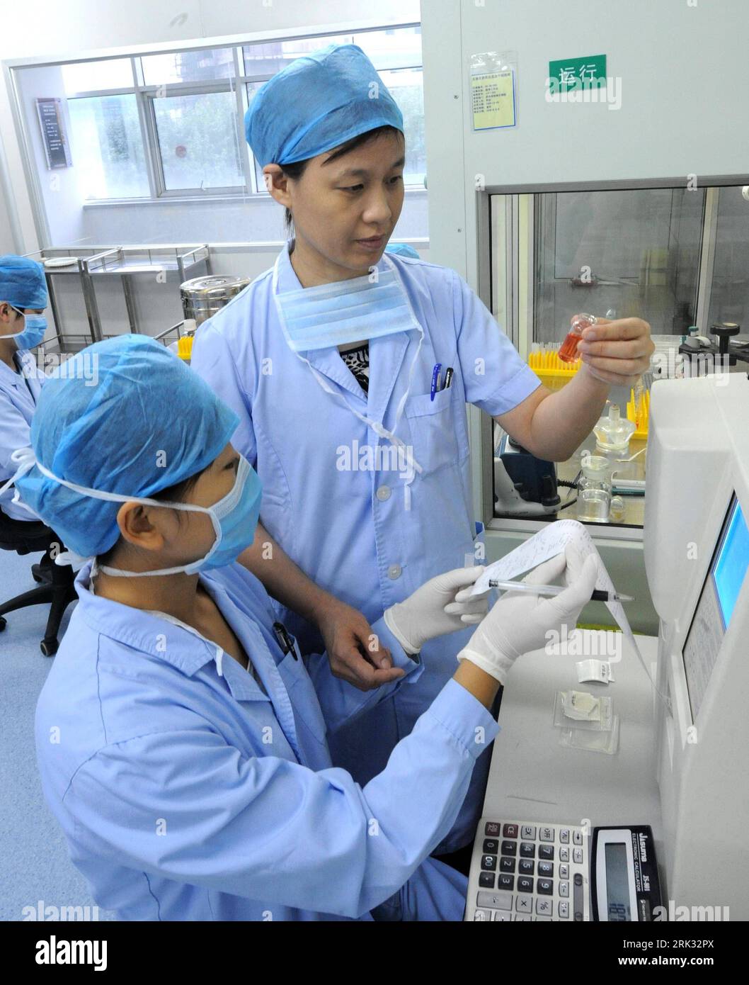 Bildnummer : 53304250 Datum : 29.08.2009 Copyright : imago/Xinhua (090829) -- TIANJIN, 29 août 2009 (Xinhua) -- le Dr Li Qian (à droite), de Tianjin ombilical cordon sang stockage de cellules souches analyse les données des cellules souches du cordon ombilical avec ses assistants à la base de l'industrie nationale des cellules souches et des produits à Tianjin, dans le nord de la Chine, le 29 août 2009. Assisté par 12 centres de transplantation de cellules souches de la Chine, une recherche clinique nationale multi-centre pour la transplantation de cellules souches de sang de cordon ombilical a commencé ici samedi. Tianjin possède maintenant le plus grand stockage de cellules souches de sang de cordon ombilical au monde. (X Banque D'Images