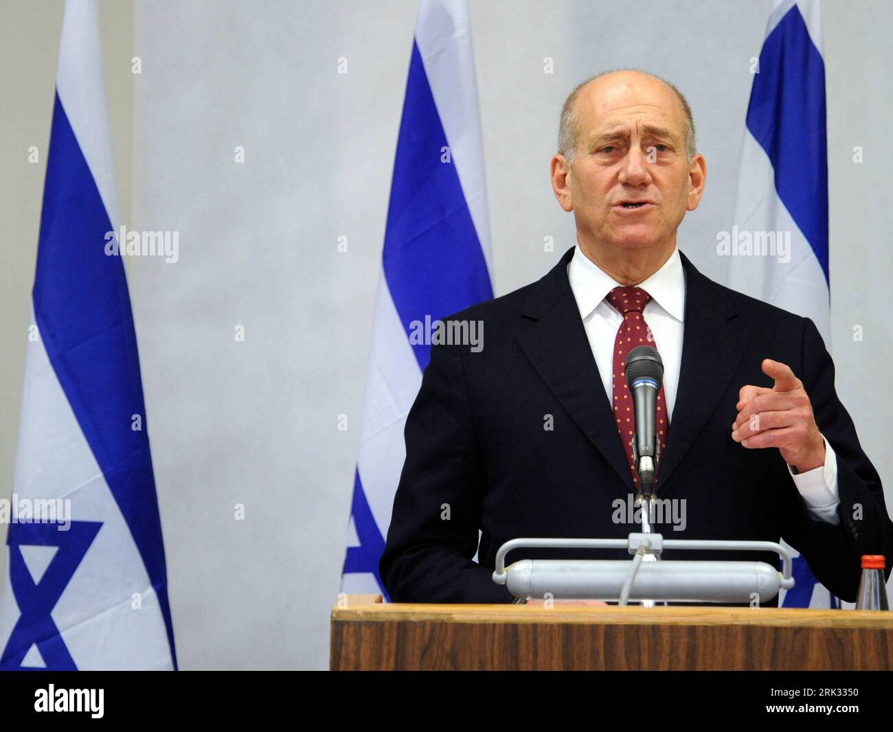(090831) -- JERUSALEM, Aug. 31, 2009 (Xinhua) -- File photo taken on Jan. 17, 2009 shows Israeli Prime Minister Ehud Olmert speaking at a press conference in Tel Aviv, Israel. Former Israeli Prime Minister Ehud Olmert was indicted on August 30 on corruption charges. (Xinhua/Yin Bogu) (yc) (1)ISREAL-OLMERT-INDICTED PUBLICATIONxNOTxINxCHN Banque D'Images