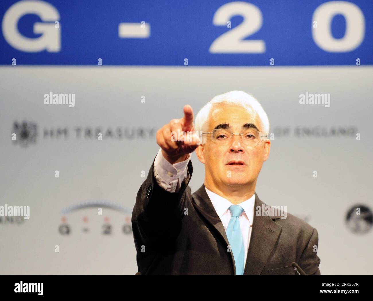 Bildnummer : 53321220 Datum : 05.09.2009 Copyright : imago/Xinhua (090906) -- LONDRES, 6 septembre 2009 (Xinhua) -- le chancelier de l'Échiquier britannique Alistair Darling pose des questions lors d'une conférence de presse après la réunion des ministres des Finances du G20 à Londres, capitale du Royaume-Uni, le 5 septembre 2009. Samedi, les ministres des Finances et les gouverneurs des banques centrales du G20 ont convenu de prendre de nouvelles mesures pour assurer une croissance économique durable. (Xinhua/Zeng Yi) (gxr) (1)UK-LONDON-G20-FINANCE MINISTERS-MEETING PUBLICATIONxNOTxINxCHN People Politik Treffen Finanzminister premiumd kbdig xng 2009 quer Bildnummer 53321 Banque D'Images